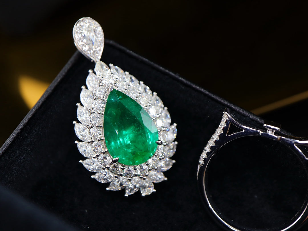 Emerald Pendant/Ring Two-in-One Jewelry: A Sparkle of New Life