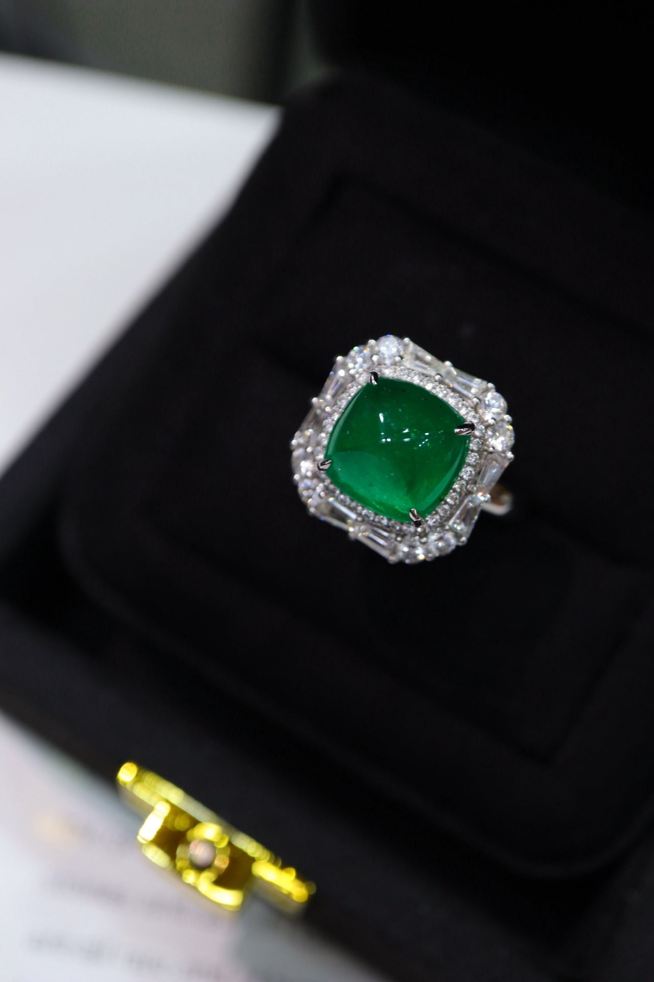 Sugarloaf Emerald Ring: Luksuriøst smykkestykke