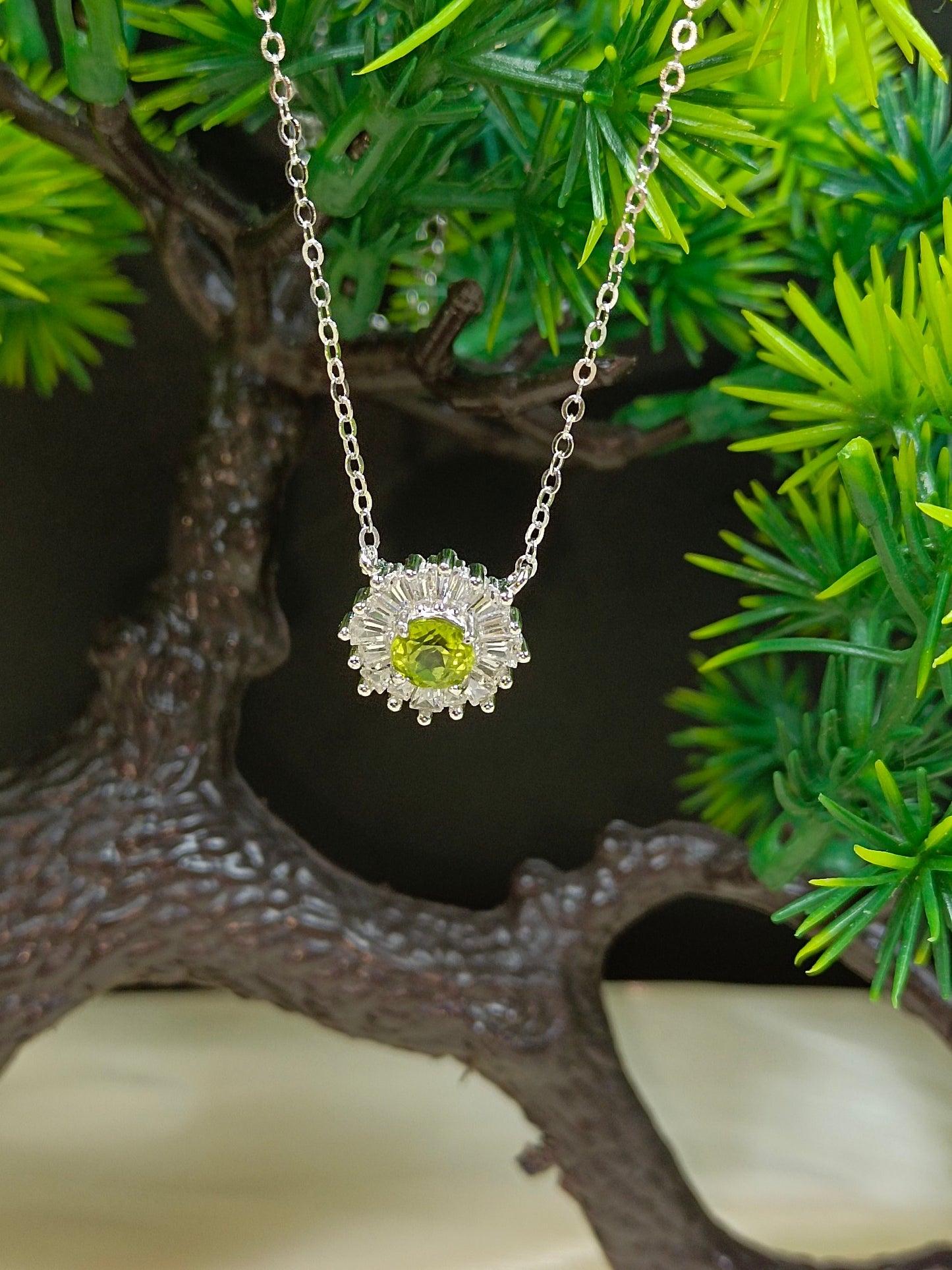 S925 Silver Embedded Peridot Pendant Necklace - Sunflower Design