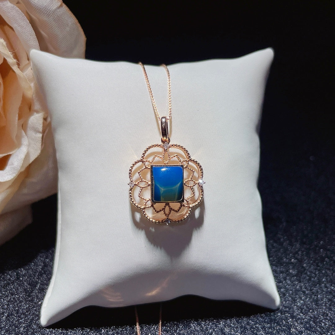 Anhänger aus 18 Karat Gold mit eingebettetem dominikanischen blauen Bernstein – exquisiter Schmuck für alltägliche Eleganz