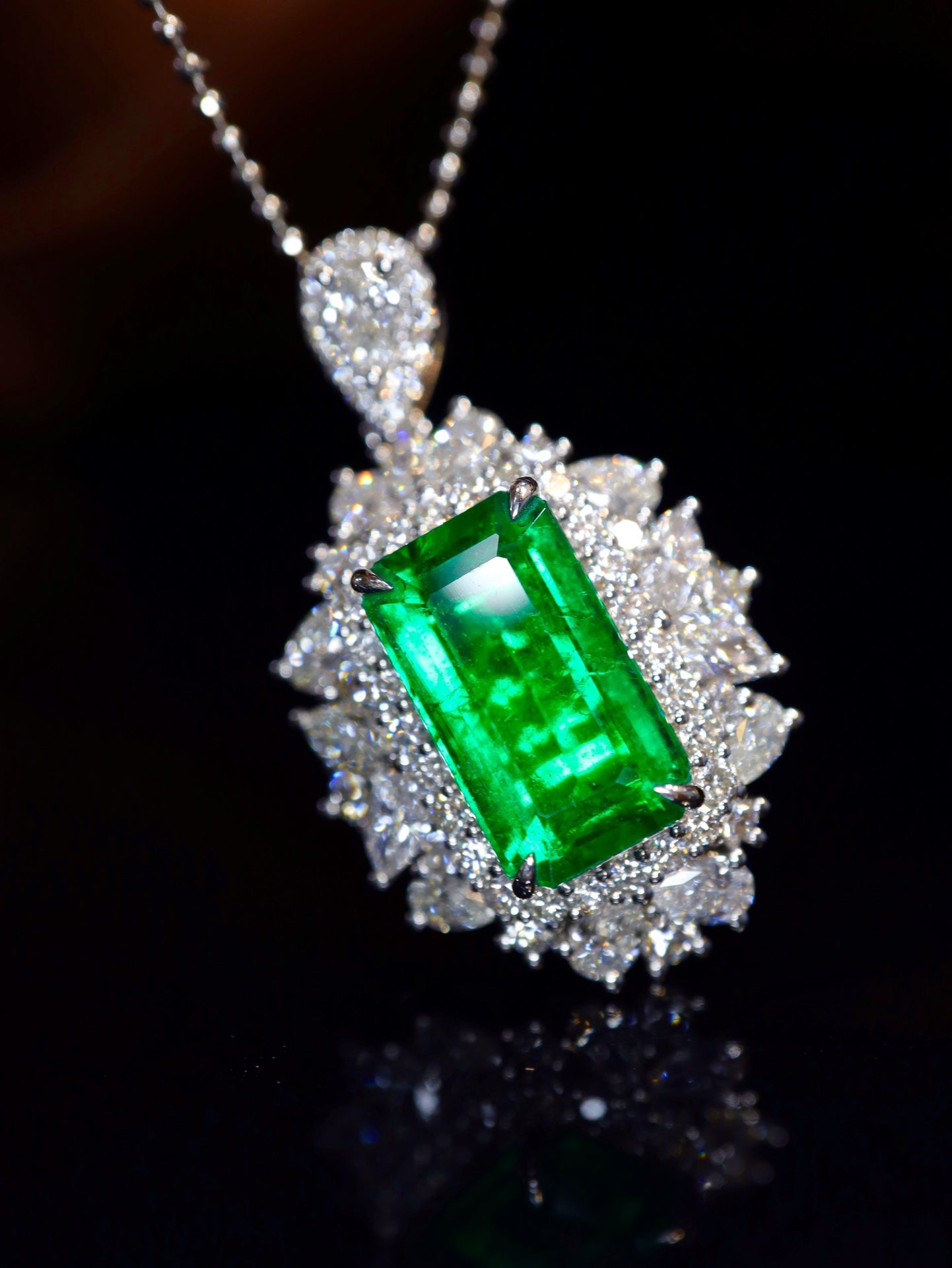 Emerald Pendant Jewelry: Vivid Green Glassy Gemstone