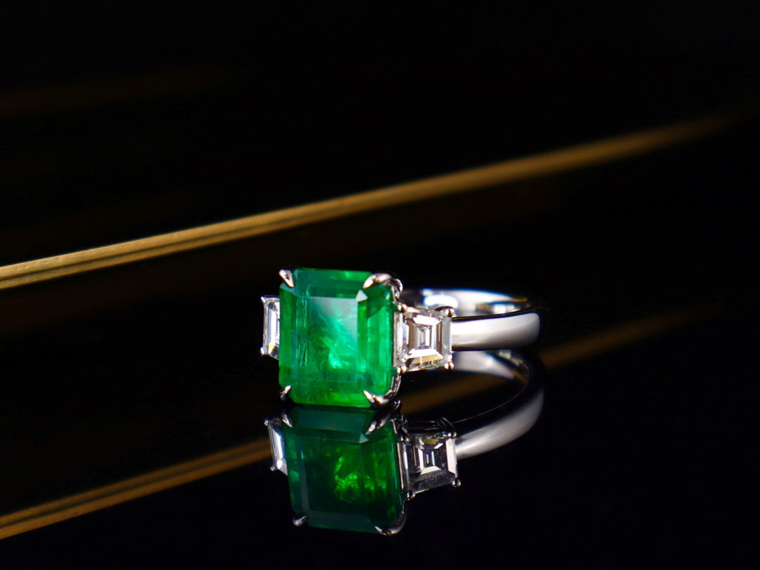 Emerald Ring - Vivid Green High-Quality Jewelry Piece