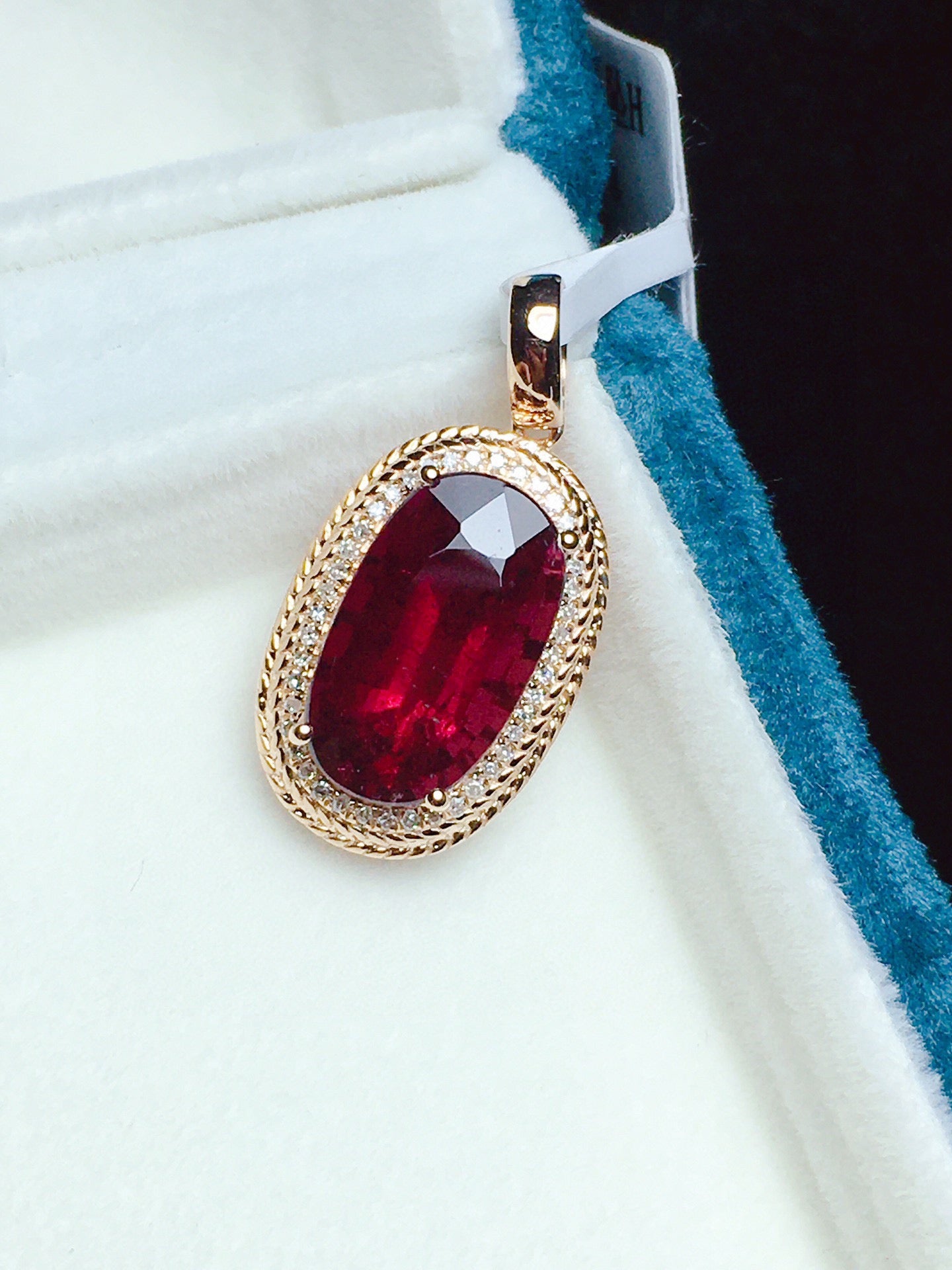 Natural Tourmaline Pendant Jewelry with 18K Gold and Diamond Embedding