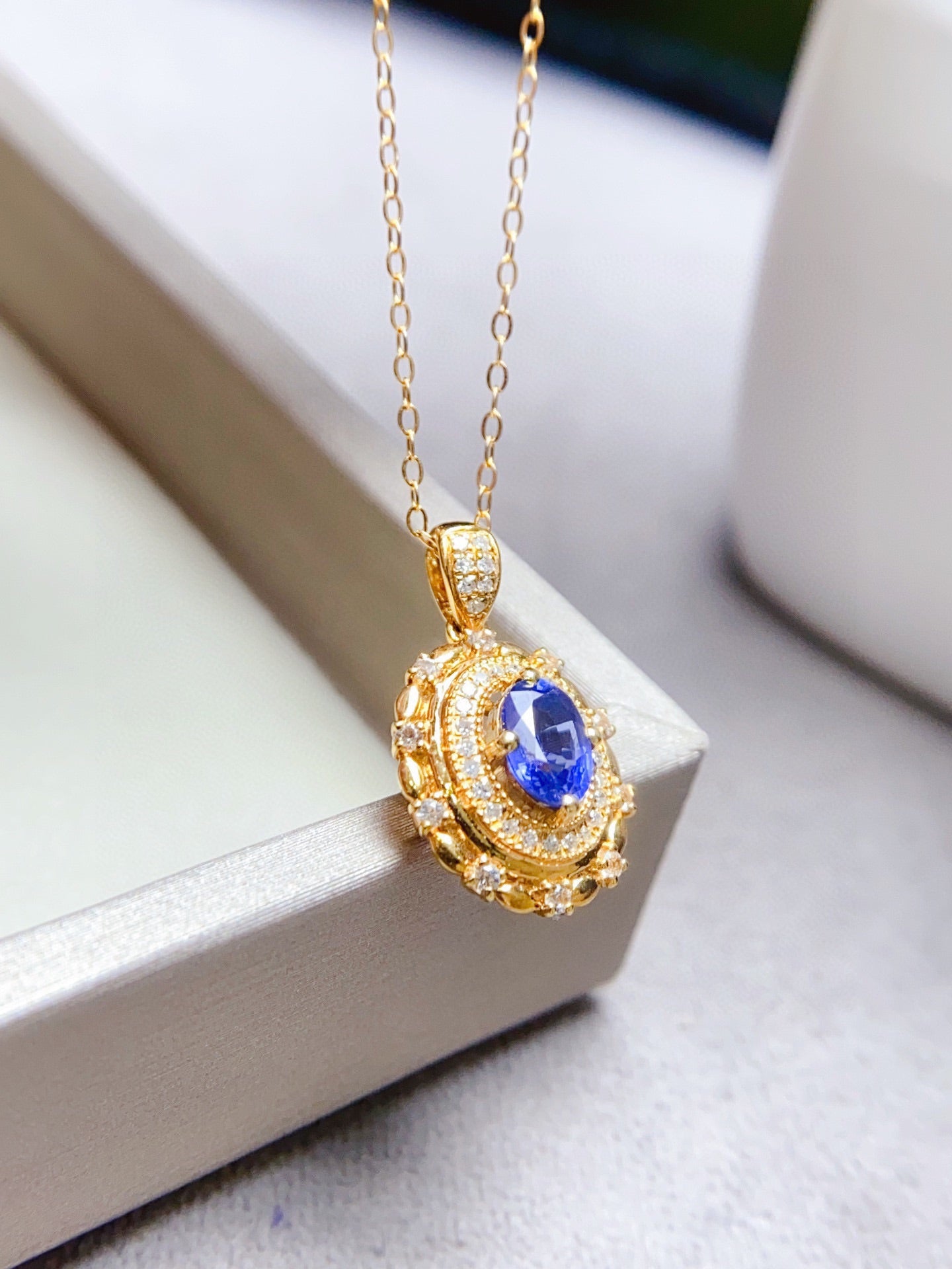 Natural Sapphire Pendant in 18k Gold with Diamond Accents - Exquisite Jewelry