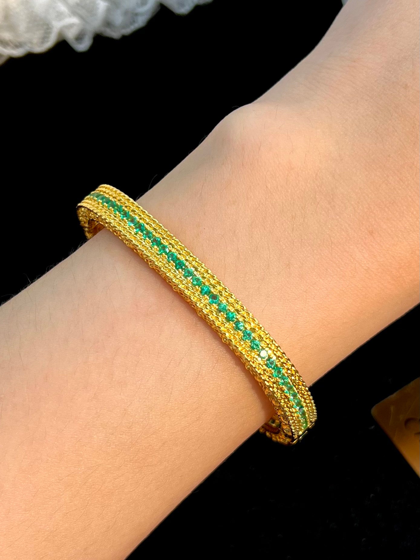 Pulsera de esmeraldas de inspiración vintage en oro de 18 quilates: una pieza de joyería atemporal