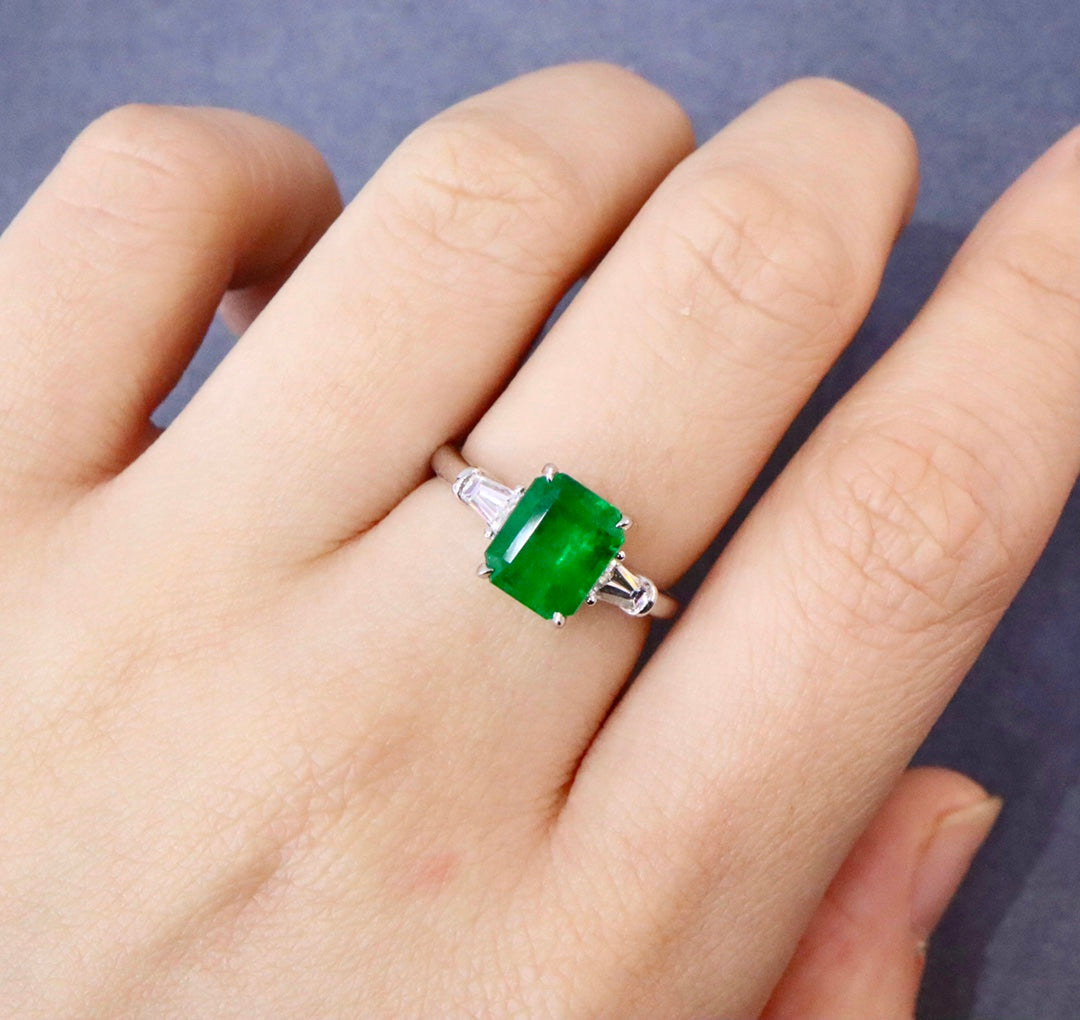 Exquisite Three-Stone Natural Emerald Ring - A Must-Have Jewelry