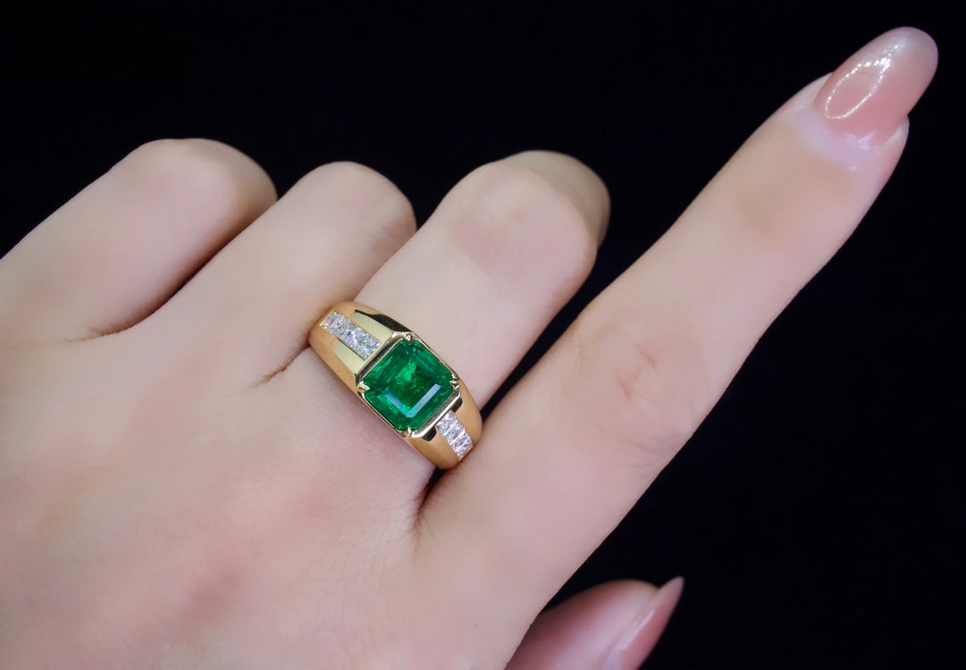 Elegant Unisex Emerald Ring - A Timeless Jewelry Piece