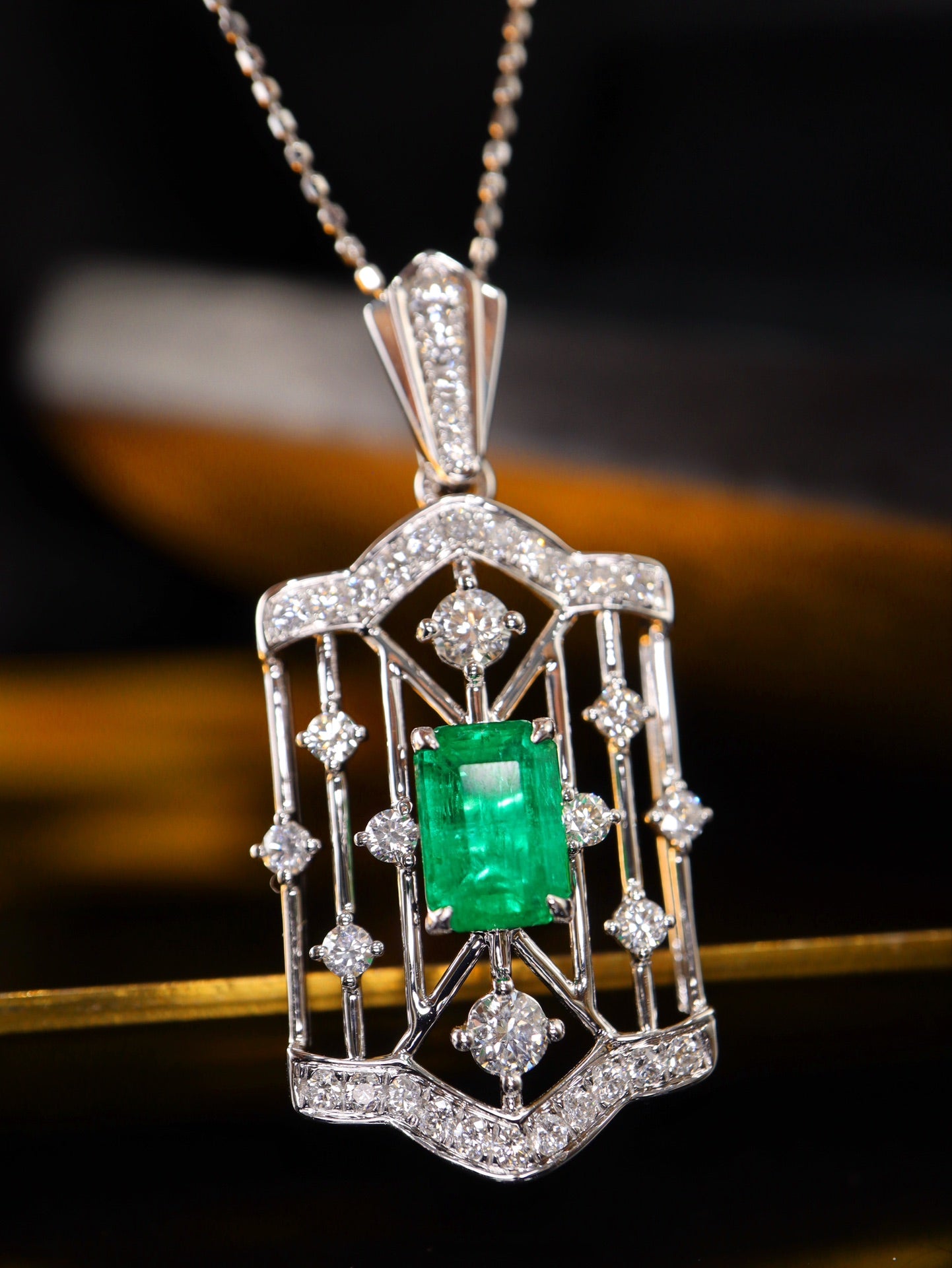 High-End Fashionable Emerald Pendant Jewelry