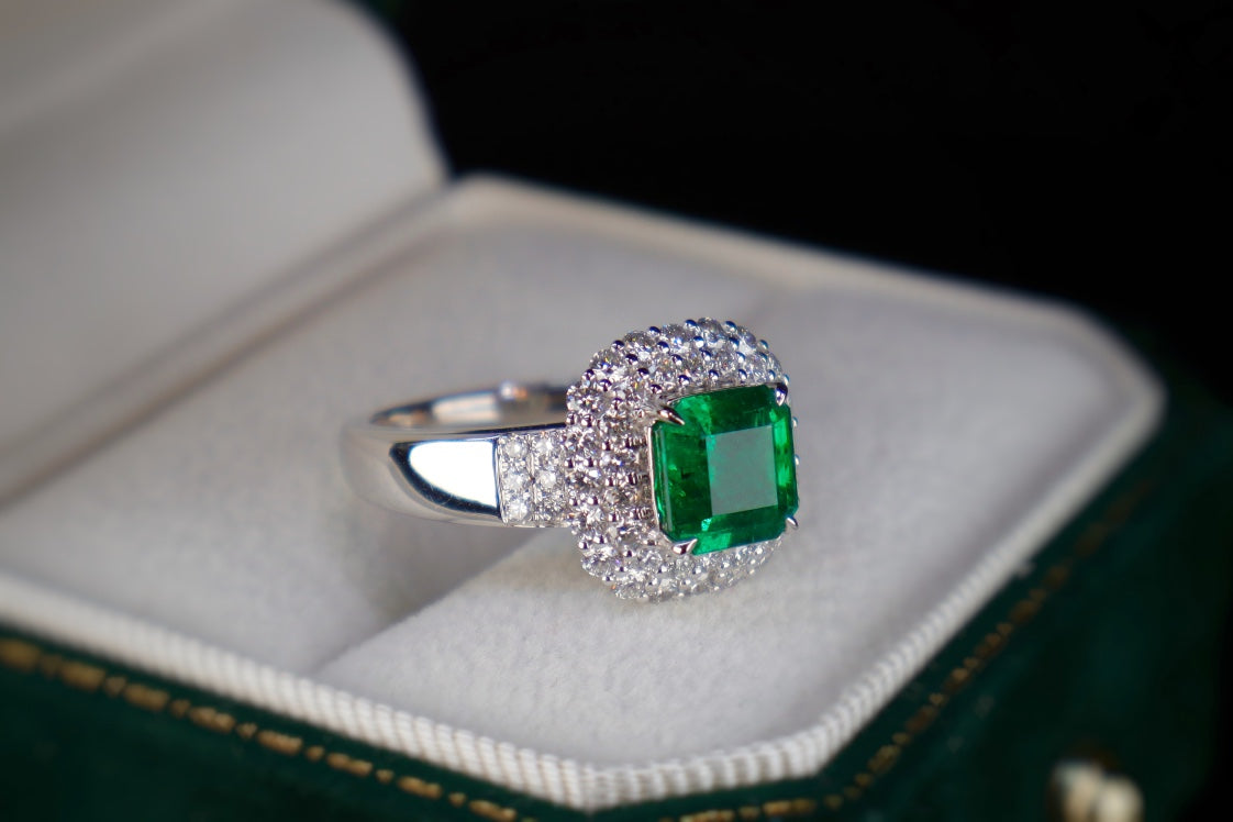 Emerald Ring - Luxurious Everyday Wear Jewelry