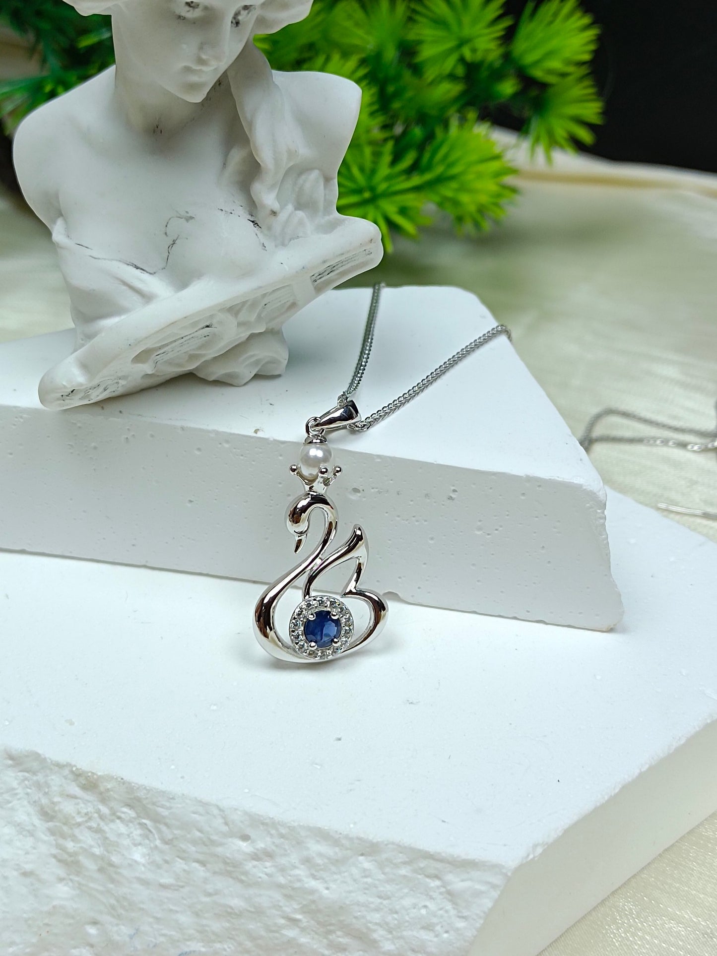 Elegante ciondolo a forma di cigno con zaffiro e argento sterling S925 - Gioielleria raffinata