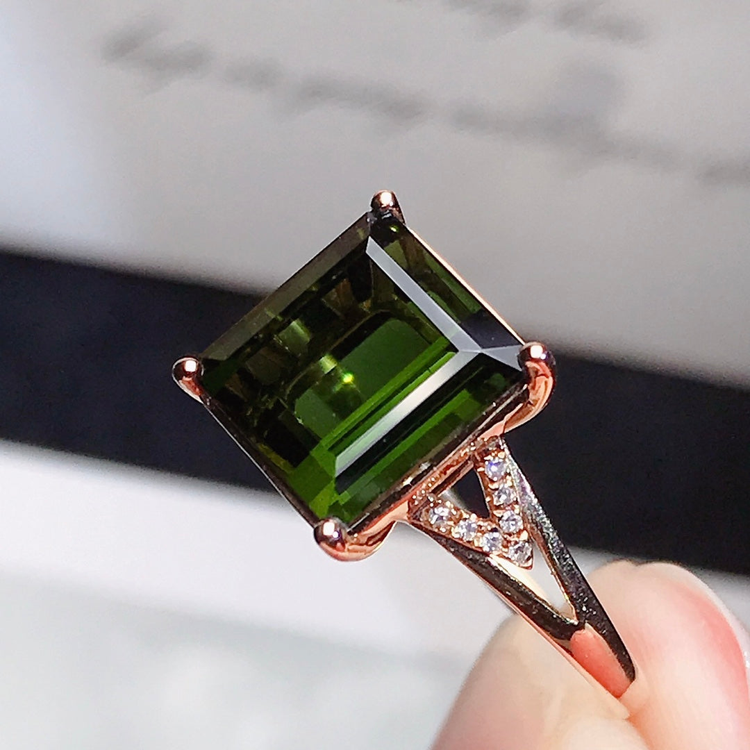 Elegant and Minimalist Peridot Ring - A Must-Have Jewelry