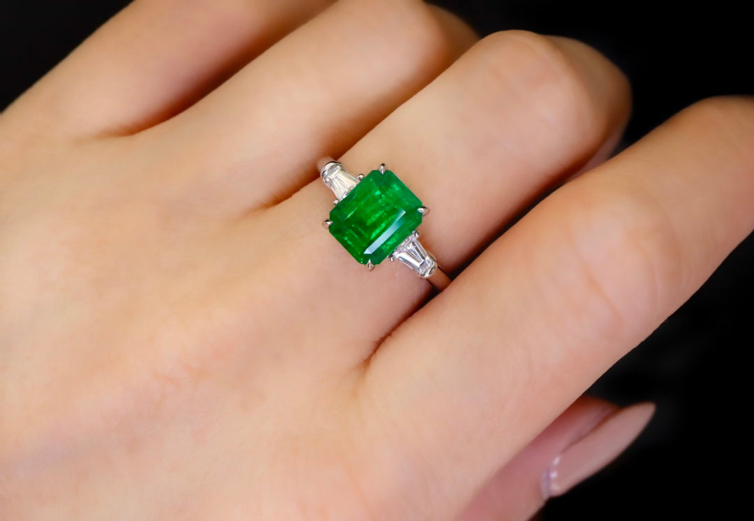 Elegant Three-Stone Design: Natural Emerald Ring in 18K Gold with Diamonds