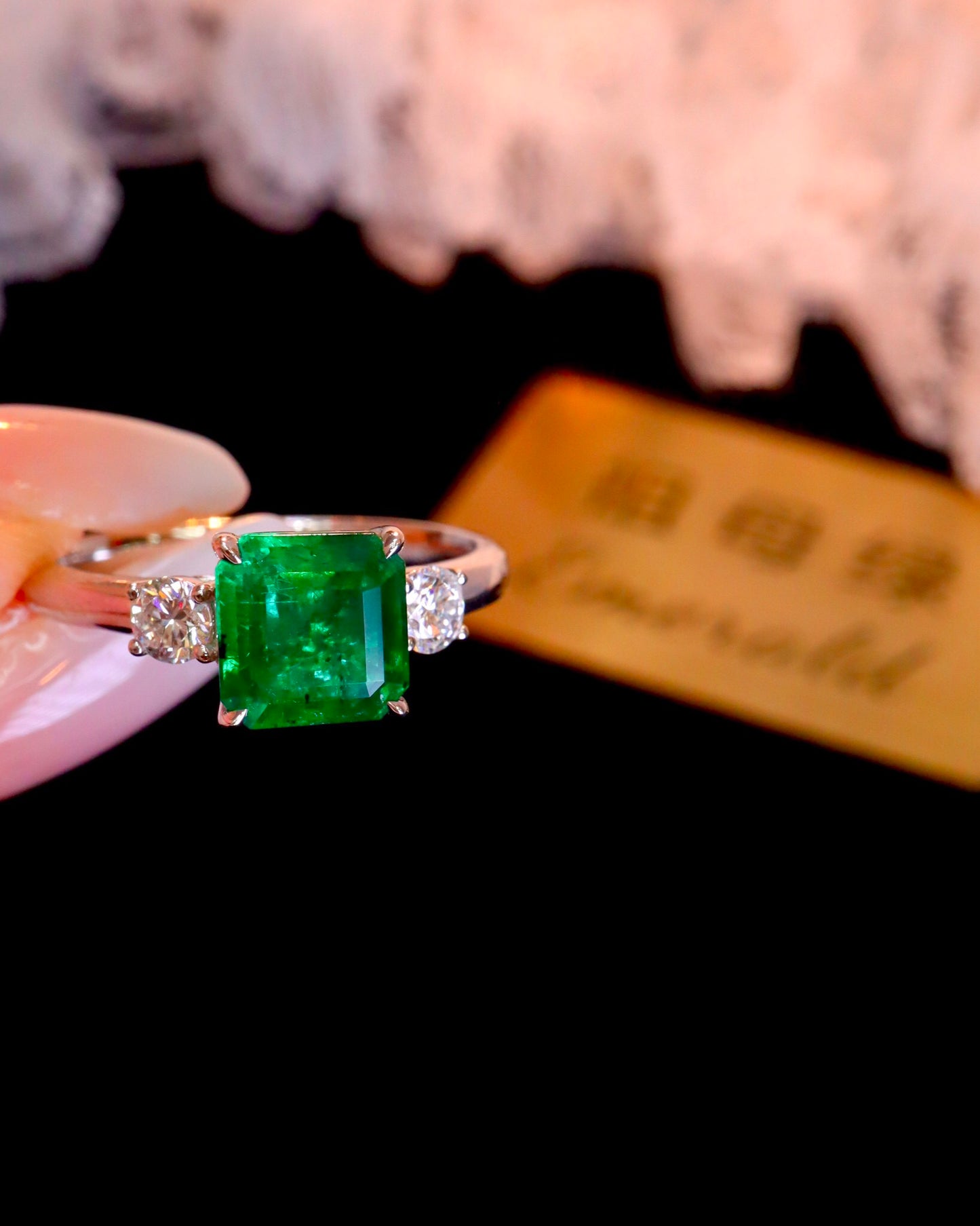 Exquisite Three-Stone Jewelry: Natural Emerald Ring