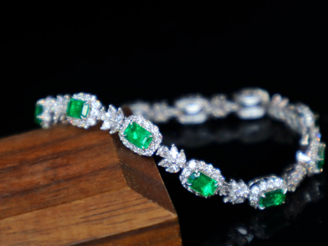 Luxurious Wrist Wealth: Micro-Oil & Vivid Verdant Emerald Bracelet Jewelry