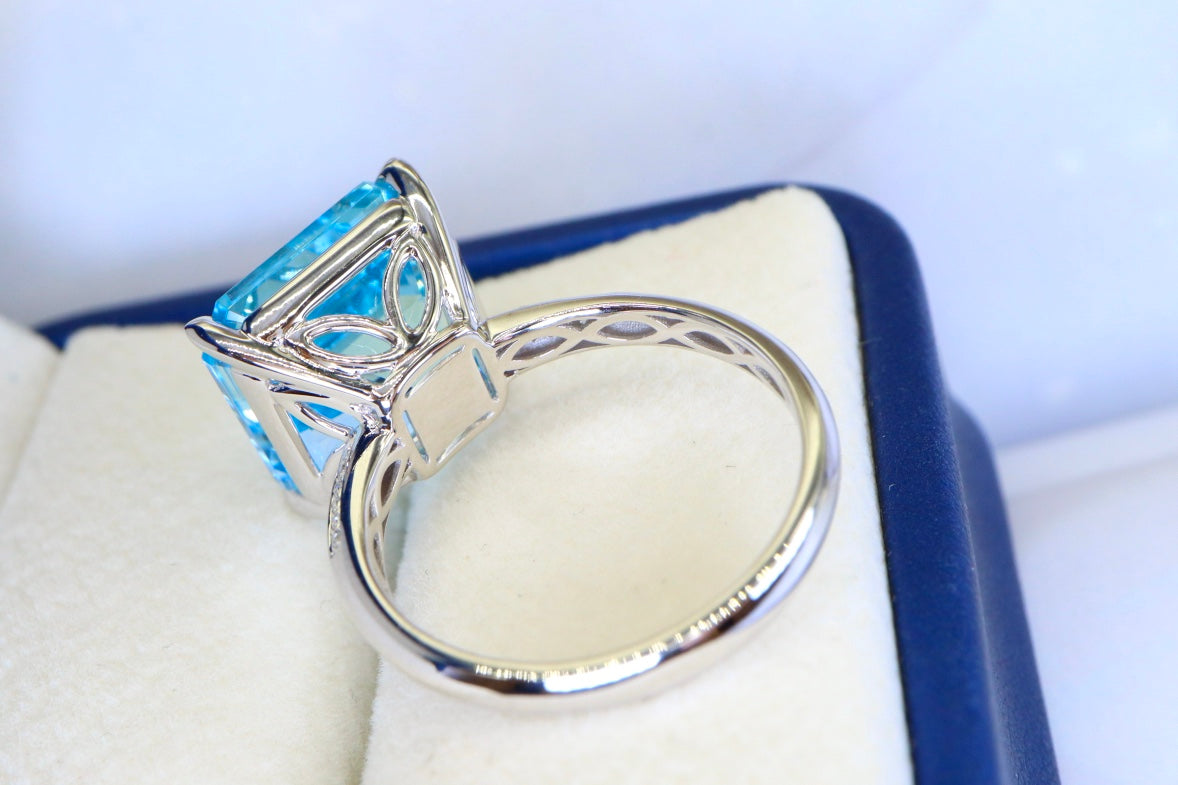 Exquisite Swiss Blue Topaz Ring - Elegant 18K Gold and Diamond Jewelry