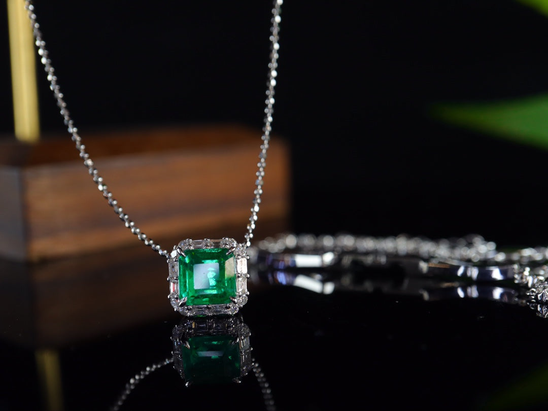 Versatile Emerald Bracelet/Pendant Jewelry - Vivid Green Gemstone