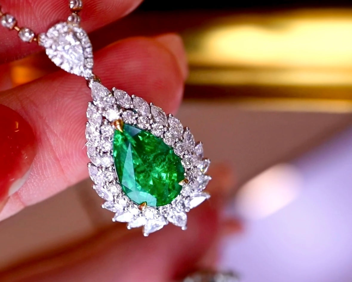 Stunning Natural Emerald Teardrop Pendant Jewelry