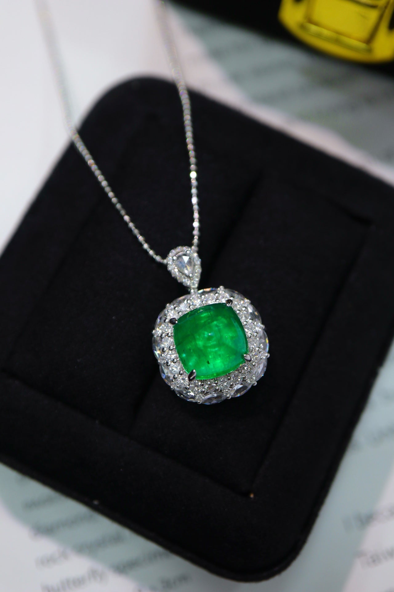 Luxurious Emerald Sugarloaf Pendant - A Jewelry Masterpiece