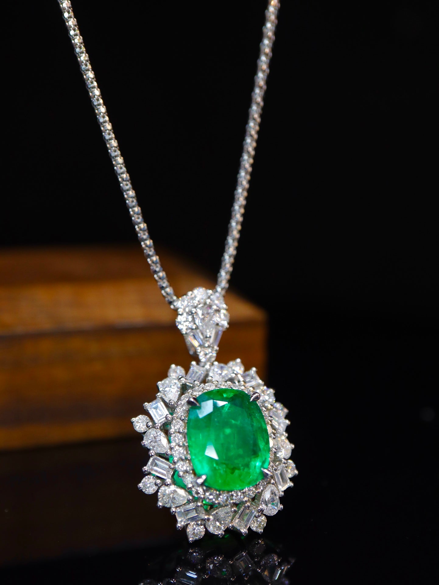 Vivid Green Emerald Pendant - Luxurious Jewelry Piece