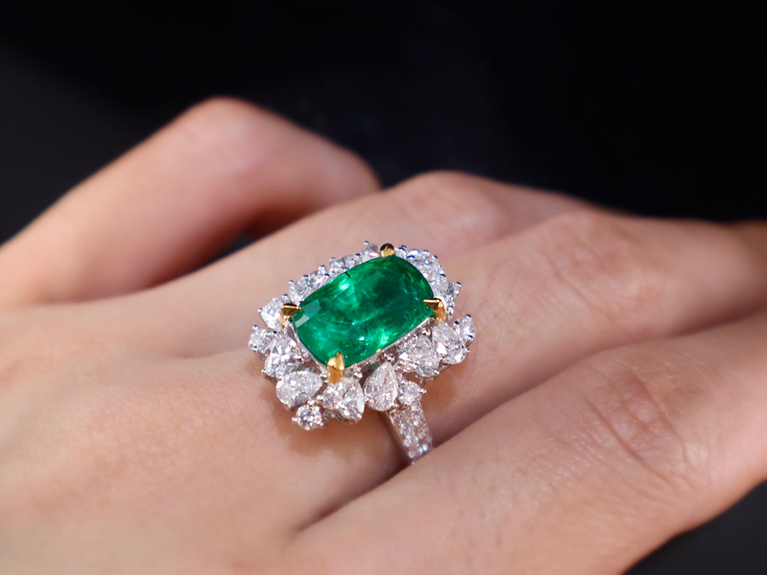 Emerald Ring: luxueus sieraad met intens vuur en eersteklas vakmanschap