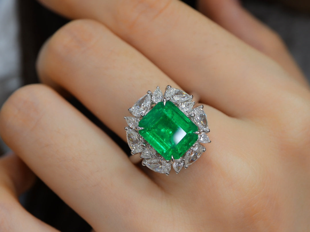 Emerald Ring Splendor: 4.45ct Vivid Green Jewelry Gem