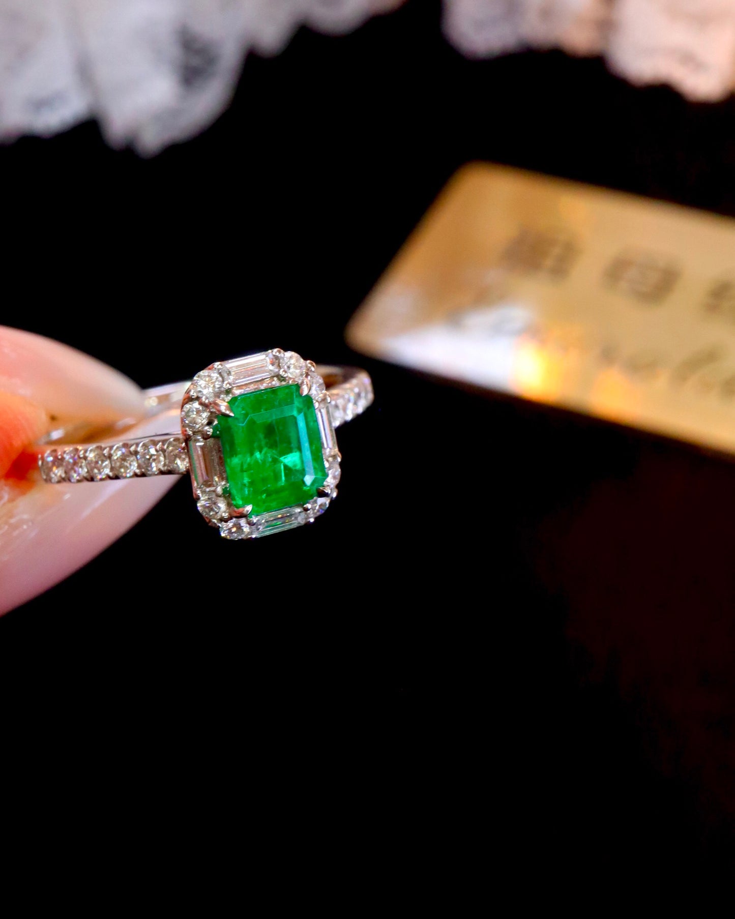 Timeless Classic Jewelry: 18k Gold and Diamond Embedded Emerald Ring