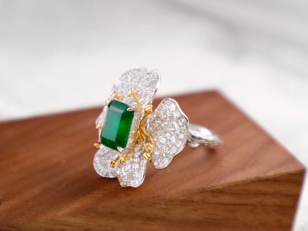 Emerald Green Dual-Purpose Jewelry: Pendant/Ring with Exquisite Craftsmanship