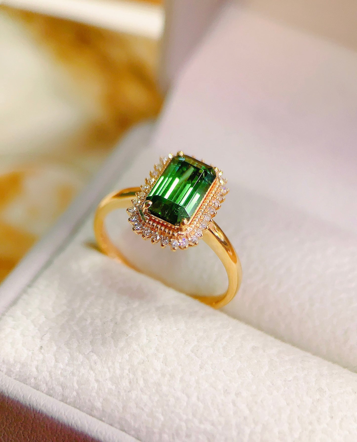 Exquisite Green Tourmaline Ring - A Symbol of Vitality and Elegance