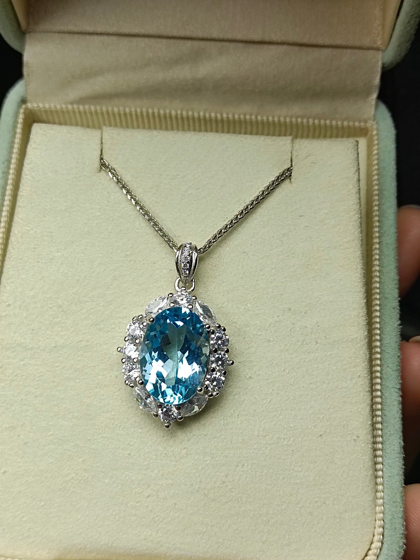 Luxurious Natural Topaz Jewelry Pendant - A Dazzling Necklace for Elegance