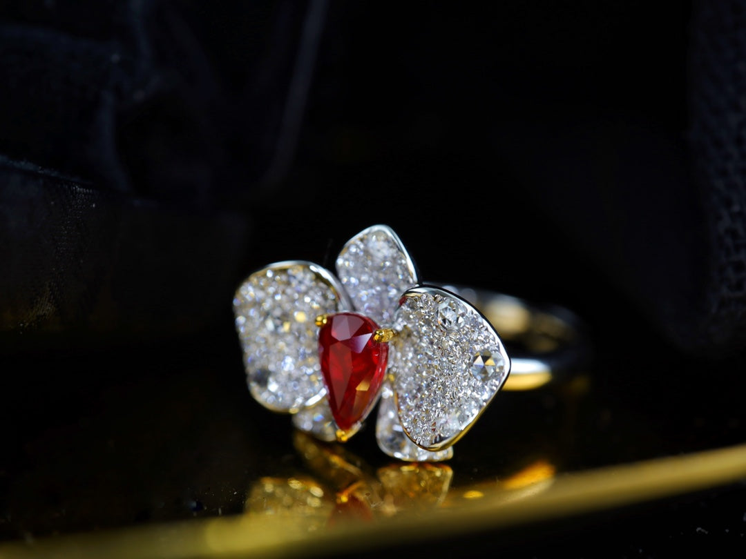 Anillo de rubí rojo sangre de paloma con diseño de orquídea con incrustaciones de diamantes - Joyería Premium