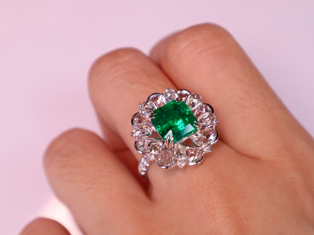 Emerald Ring - Luxurious Flower Design Jewelry