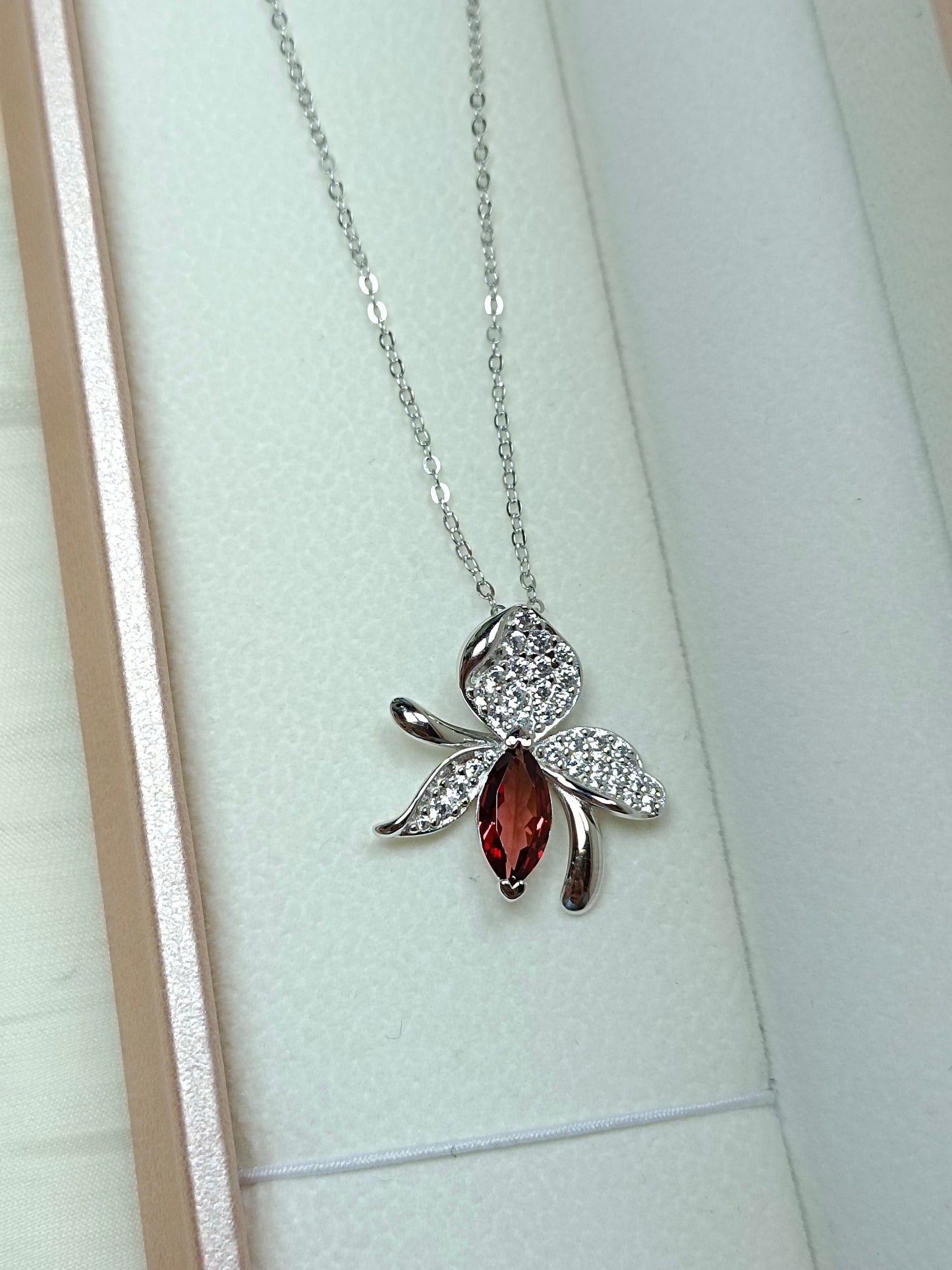 Barang Kemas S925 Sterling Silver Garnet & Loket Lily yang Elegan