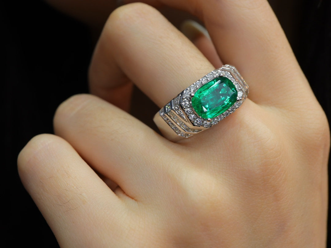 Charming Men's Ring - Emerald Jewelry Piece