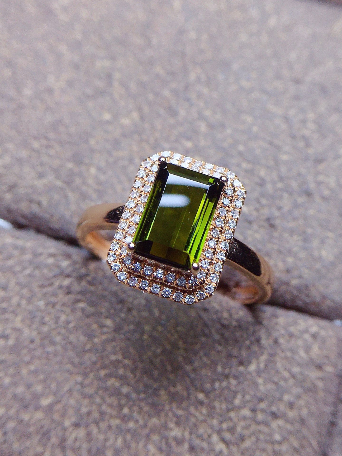 Natural Tourmaline Ring in 18k Gold - A Stunning Piece of Jewelry