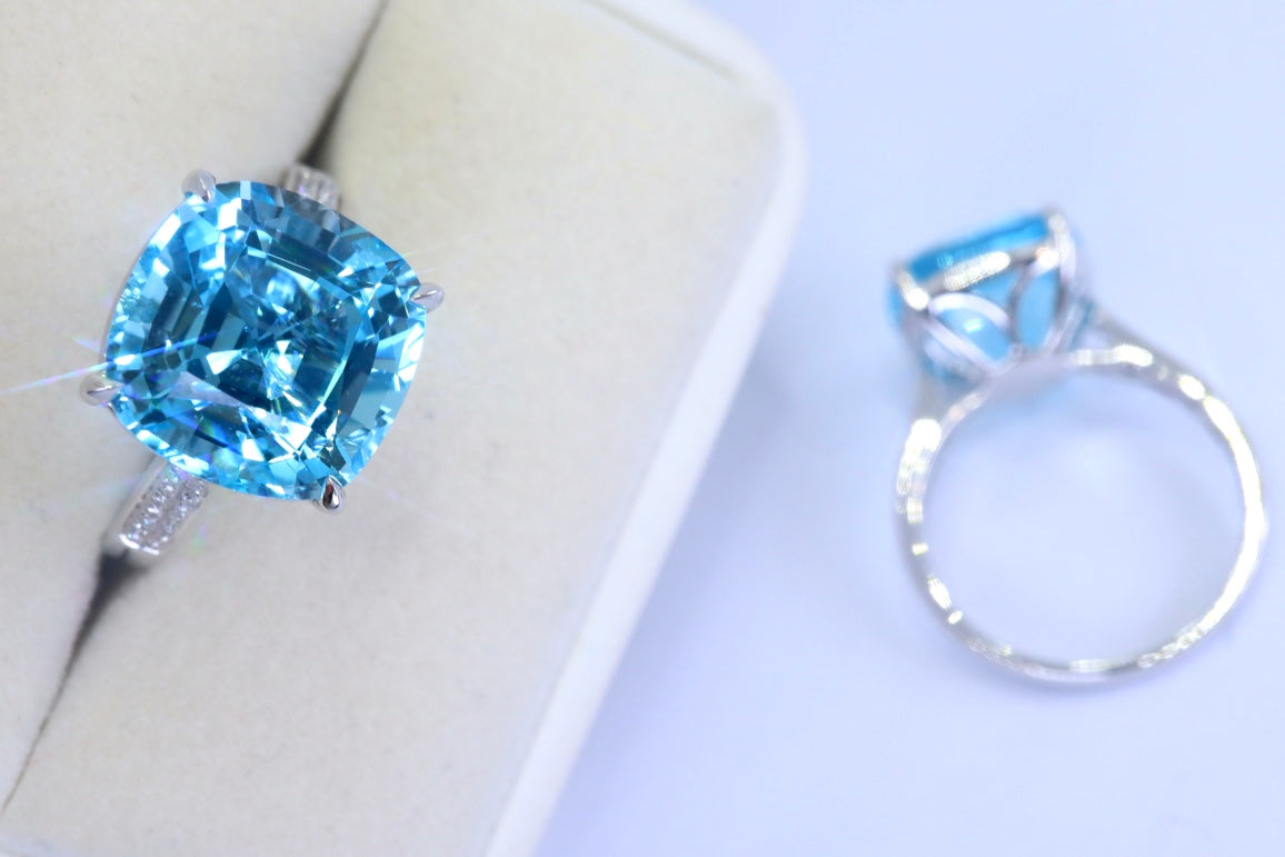 Exquisite Swiss Blue Topaz Ring in 18K Gold with Diamonds - A Must-Have Jewelry