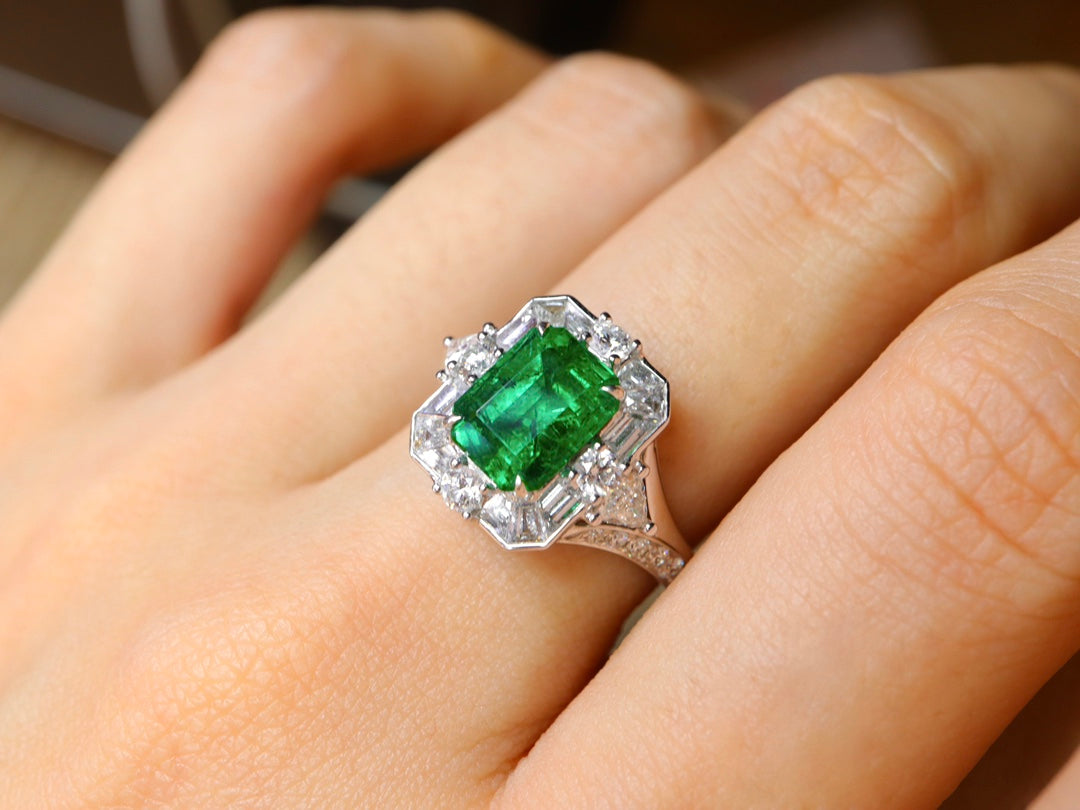 Emerald Ring - Vivid Green Luxury Jewelry with Sparkling Diamonds