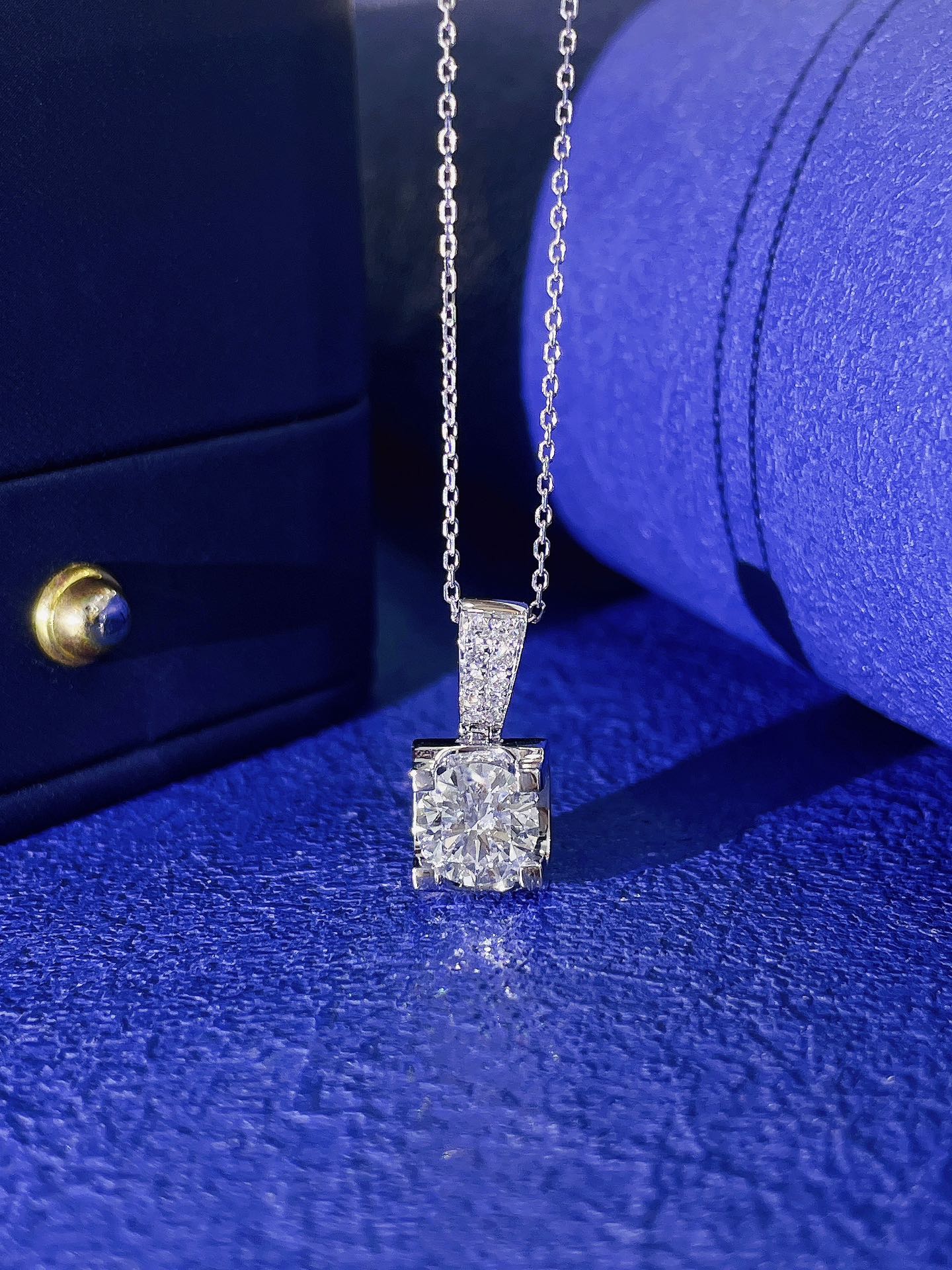 18K Cultured Diamond Solitaire Pendant with Unique Melon Seed Clasp - Exquisite Jewelry