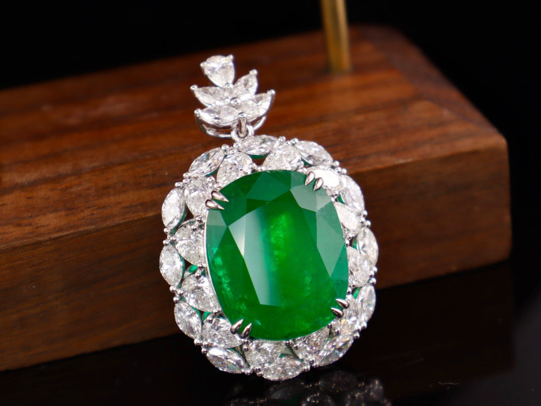 Emerald Pendant Jewelry - Luxurious and Magnificent Choice