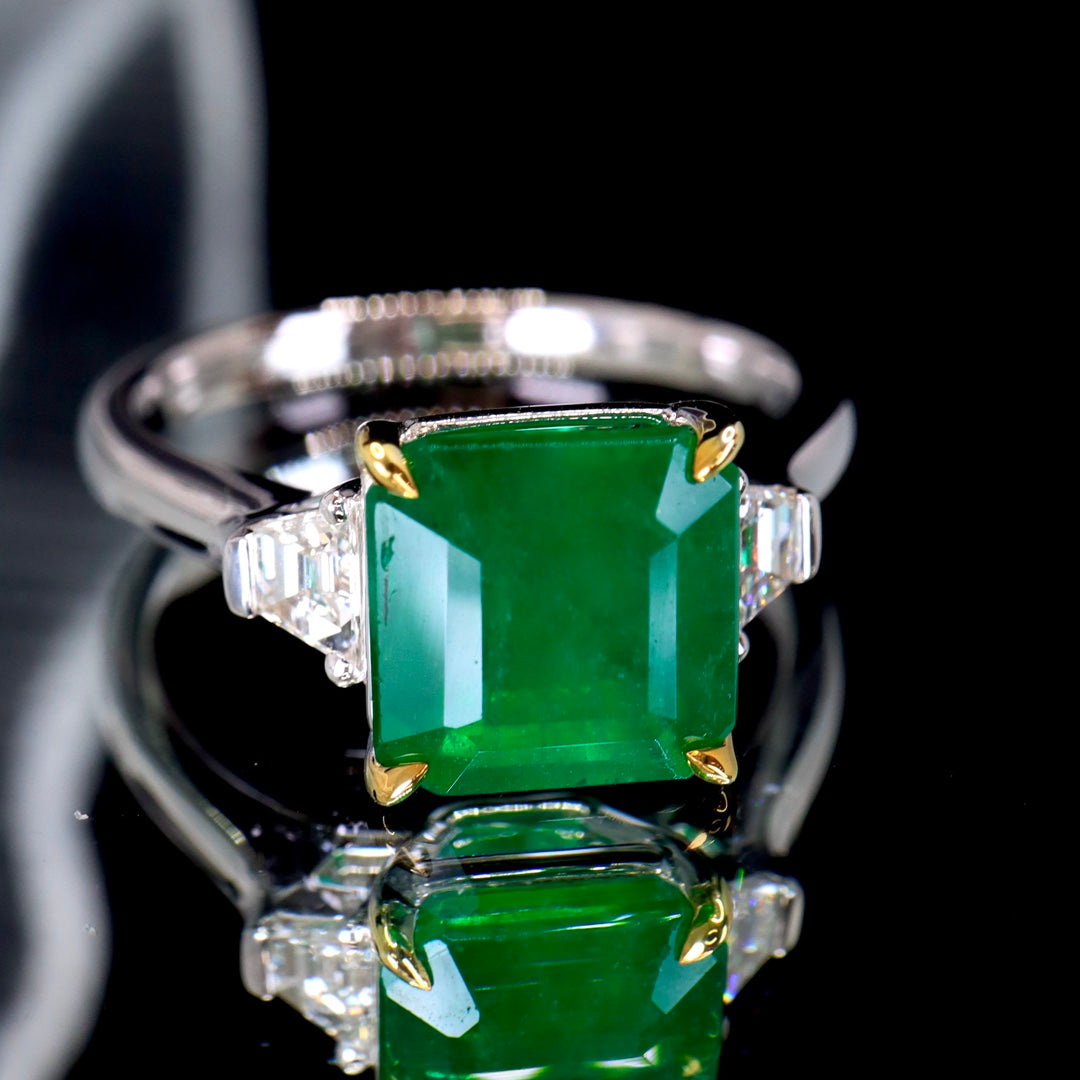 Elegante Anillo con Esmeralda Natural de Tres Piedras - Joyería Fina