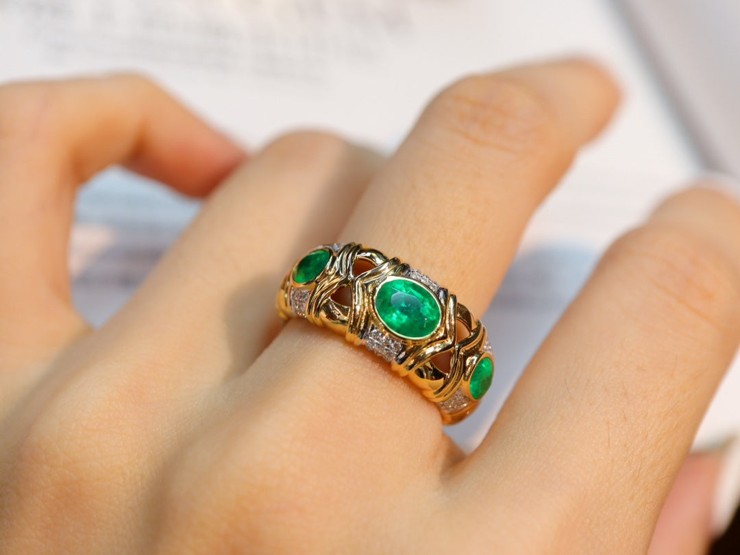 Vintage-Inspired Emerald Stackable Ring with Guild Certificate