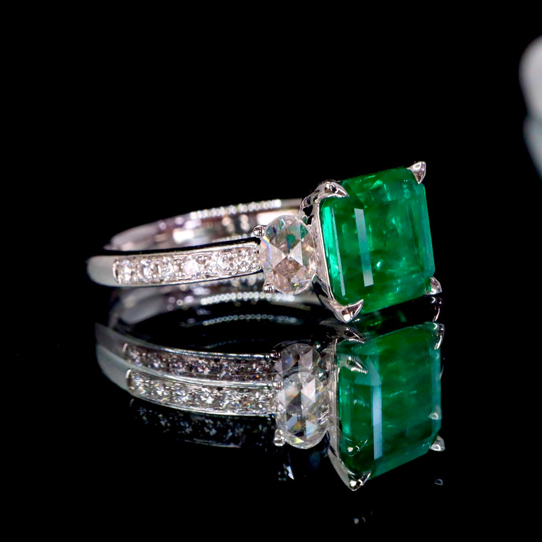 Exquisite Emerald Ring - A Classic Jewelry Piece