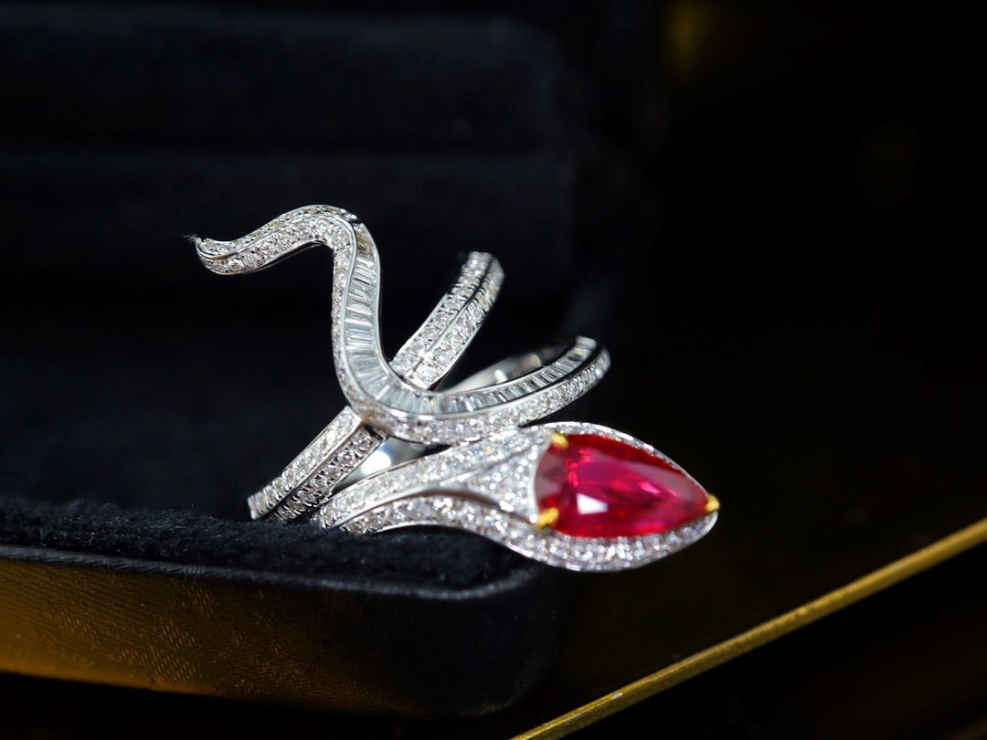 Luxe Pigeon Blood Red Ruby Ring - Snake Design Sieraden