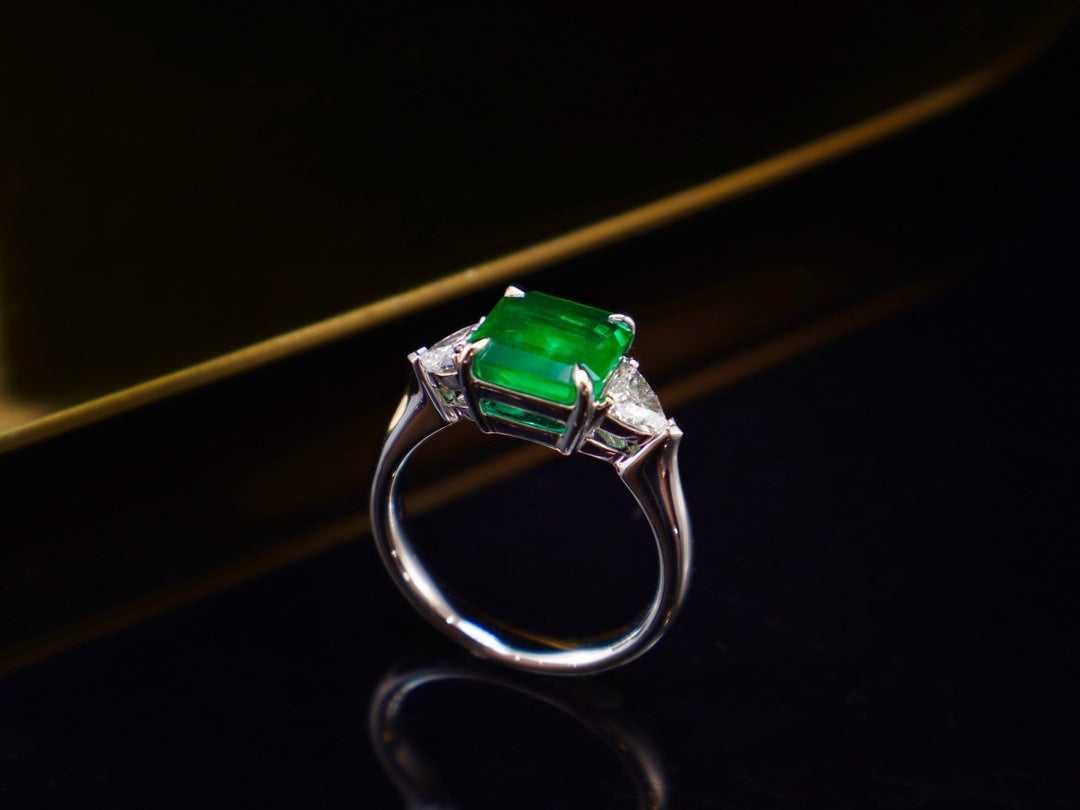 Anello con smeraldo: capolavoro di gioielleria verde brillante