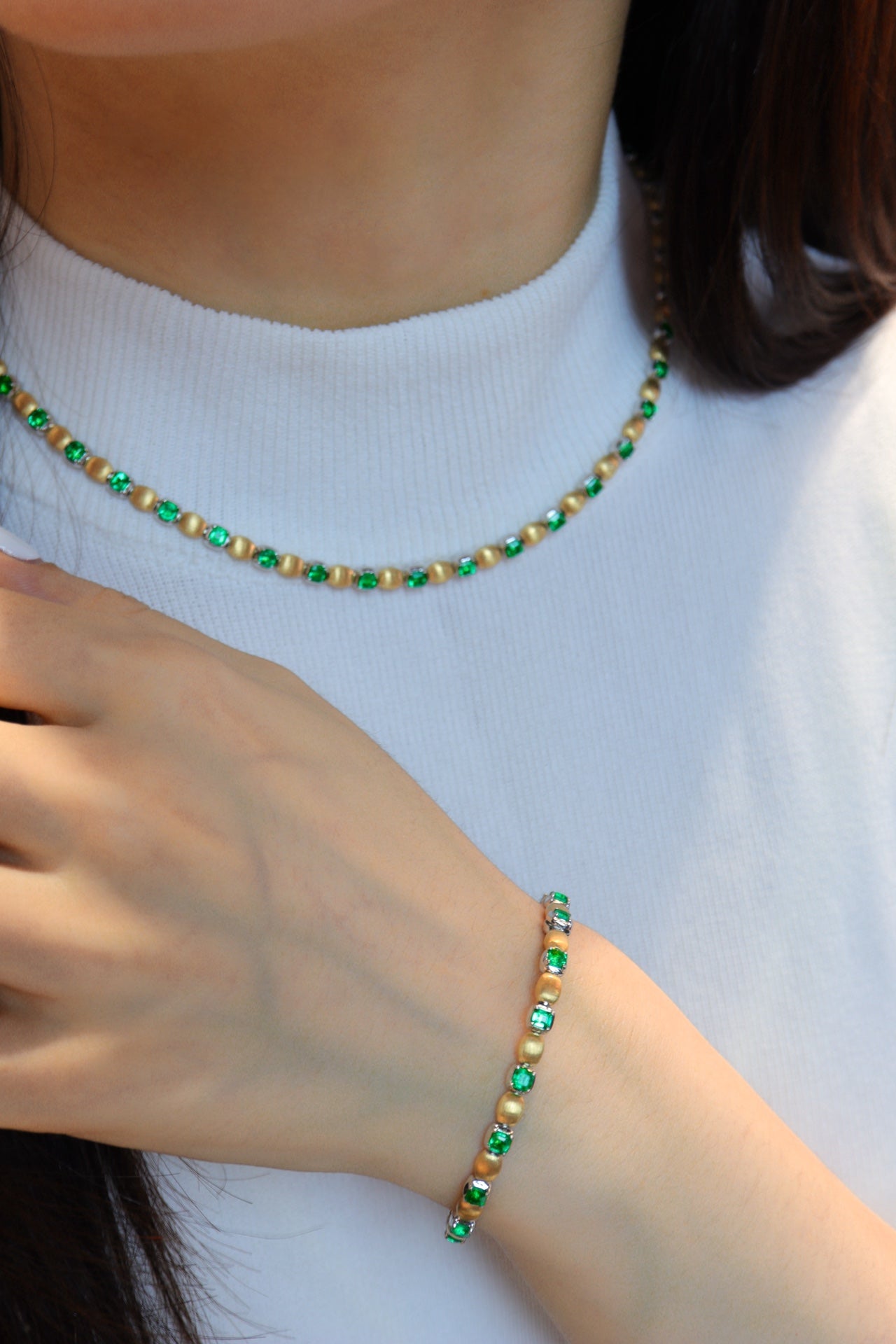 Chocker Fashion Suite Jewelry with Exceptional Emeralds