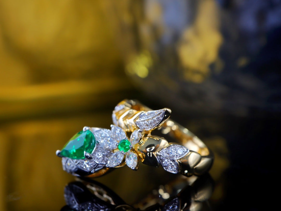 Serpentine Design Emerald Ring - A Mystical and Luxurious Jewelry Piece