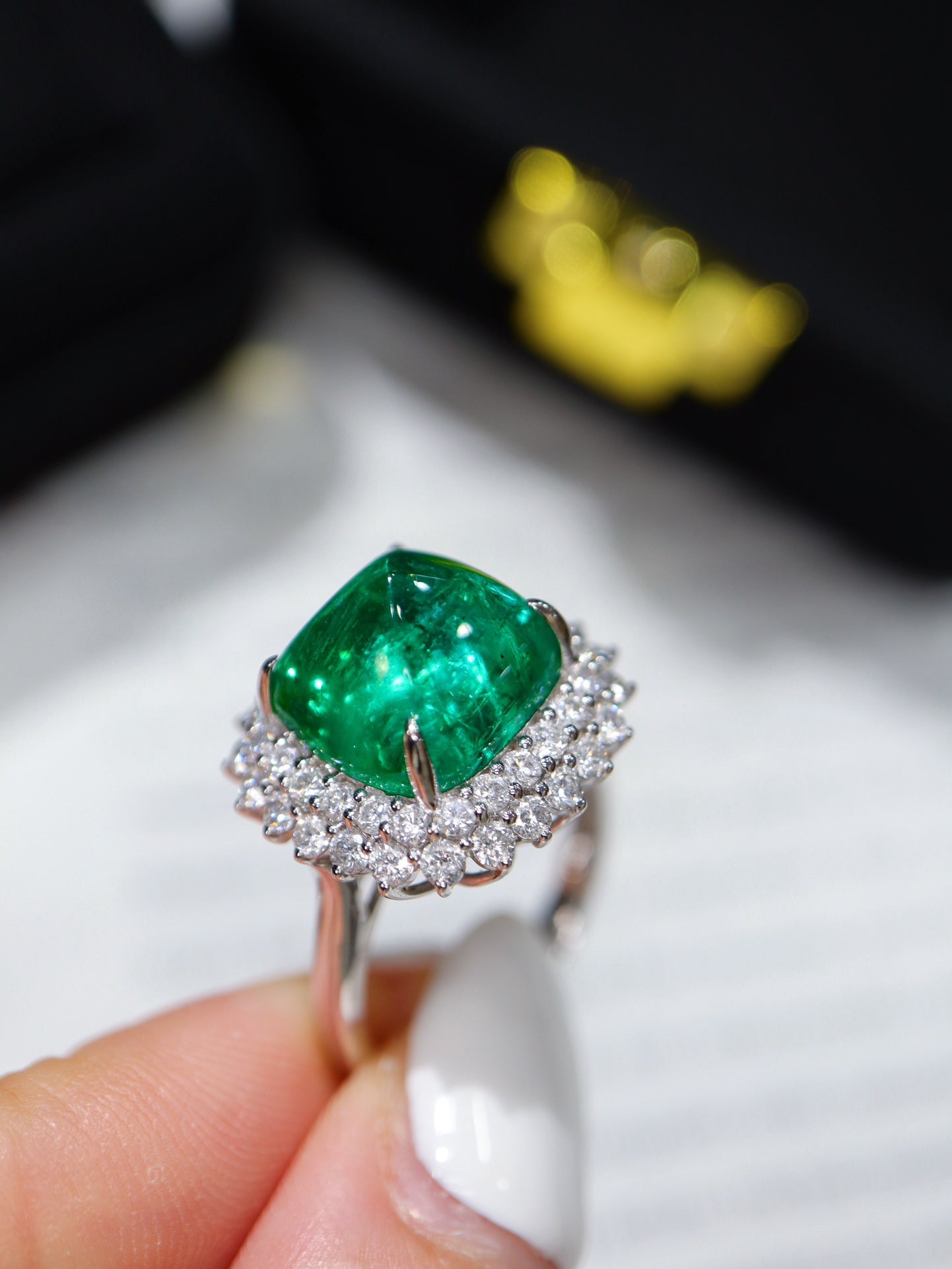 Sugarloaf Emerald Ring: A Luxurious Jewelry Piece