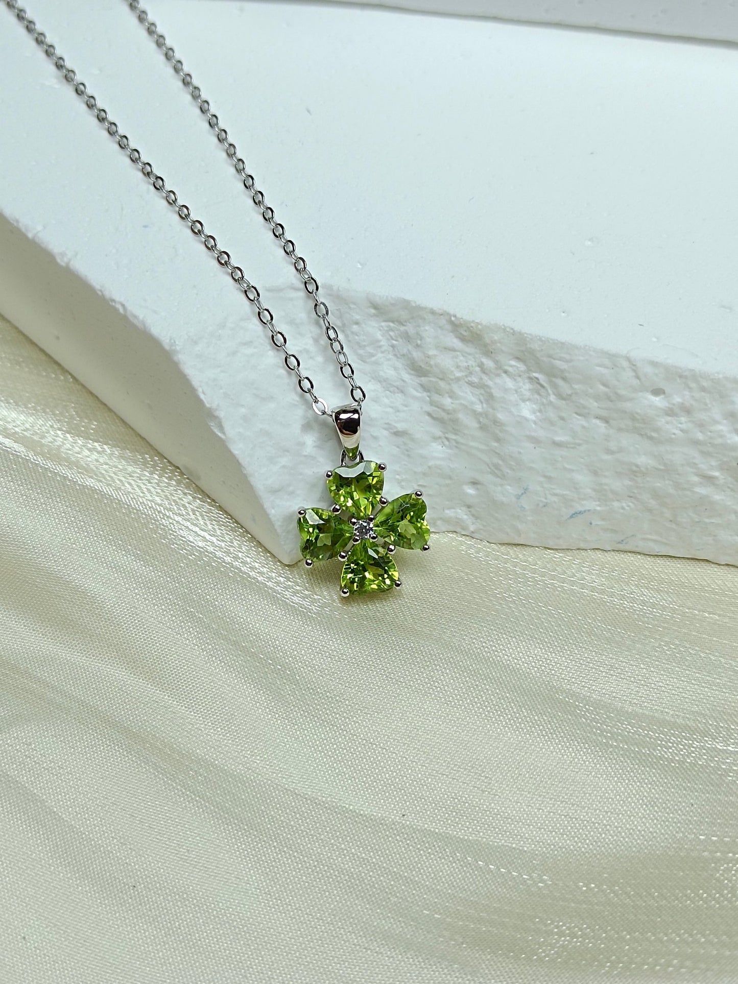 S925 Sterling Silver Peridot Heart Empat Daun Clover Loket Barang Kemas