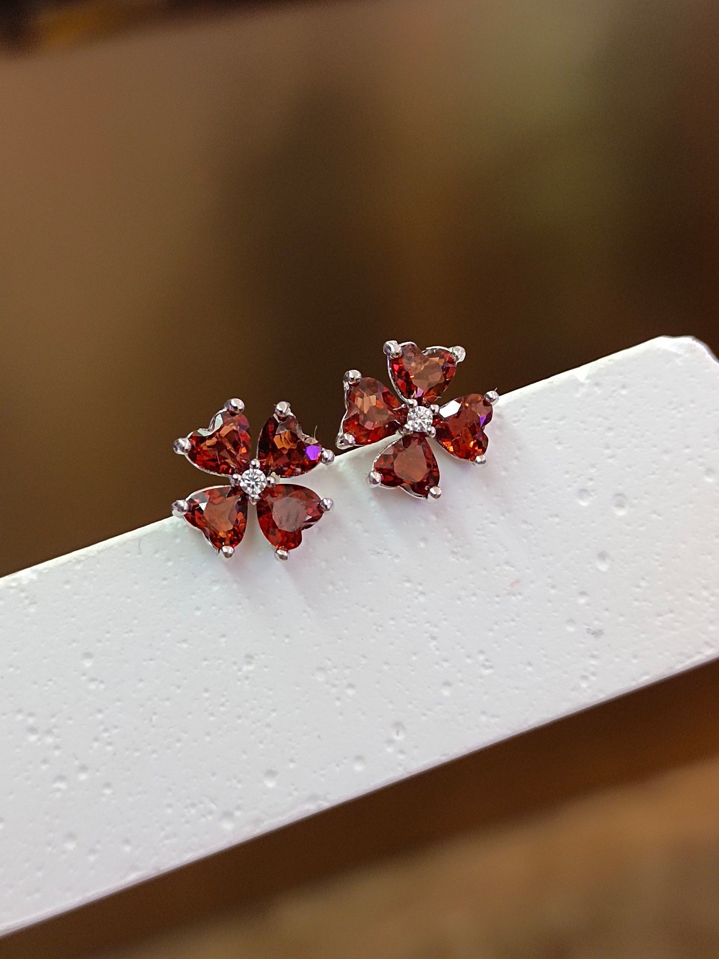 S925 Silver Embedded Garnet Heart Four-Leaf Clover Earrings - Elegant Jewelry