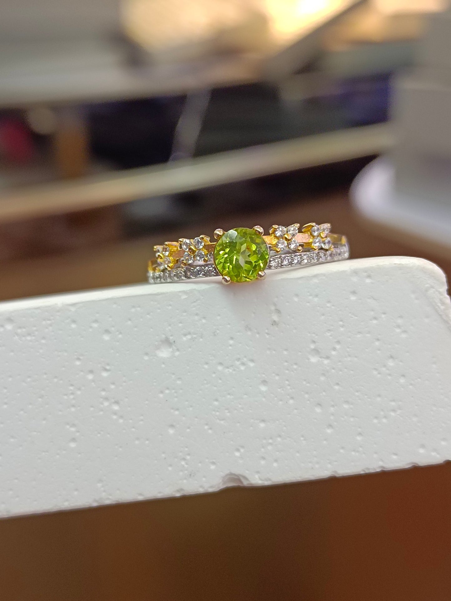 S925 Silver Embedded Peridot Dual-Color Ring - Exquisite Jewelry