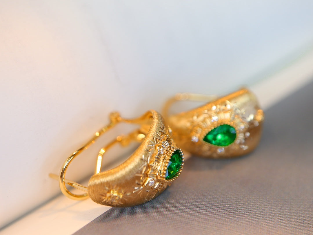 Buccellati-Style Emerald Ear Clips Jewelry - Classic Elegance and Century-Old Craftsmanship